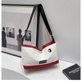 Dettaglio della borsa a tracolla minimalista in tela con contrasto di colori rosso e bianco - Rosso