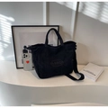 Detalle del bolso tote de pana negra con correa ancha para el hombro y logo FASHION - Negro