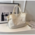 Detalle macro del bolso tote de pana crema con bordado FASH-ON y textura suave - Blanco Roto