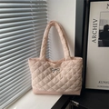 Roze gewatteerde shopper met elegant ruitpatroon en een zilveren strikdetail - Roze