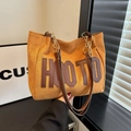 Borsa tote retrò in pelle scamosciata caramello con patch HOOTD e catena in metallo - Marrone Giallastro