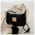 Dettaglio della borsa in ecopelle nera opaca con elegante fibbia quadrata dorata - Nero