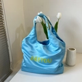 Borsa tote in raso celeste con scritte AREYOU gialle vivaci e pieghe morbide - Blu