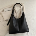 Bolso tipo cubo de cuero sintético negro a la moda con textura plisada y correa ancha - Negro