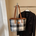 Grand sac cabas en laine à carreaux noir et blanc avec bandoulières en cuir marron - Carreaux Noirs