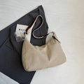 Minimalistische beige Hobo-Tasche mit braunem Kontrastriemen im Casual-Lifestyle-Stil - Gebrochenes Weiß