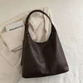 Bolso hobo vintage marrón oscuro de piel sintética con acabado texturizado y gran tamaño - Marrón