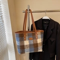 Grand sac cabas en laine à carreaux marron et bleu avec anses en cuir et logo en métal - Carreaux Bleus