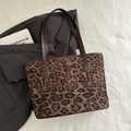 Klassische Shopper-Tasche mit Leopardenmuster, braunen Ledergriffen und großem Fach - Braun