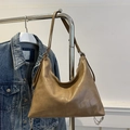 Braune Hobo-Schultertasche aus Kunstleder mit geometrischen Nähten und viel Platz - Khaki