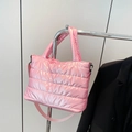 Borsa a mano trapuntata rosa lucida con cuciture orizzontali e finitura metallica - Rosa