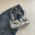 Silberne Zylinderhandtasche mit großen Schleifen und Metallic-Effekt auf Denim - Silber