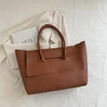 Bolso tote minimalista de cuero marrón caramelo con solapa y espacioso diseño de alas - Marrón