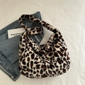 Schicke Hobo-Tasche aus Kunstpelz mit Leopardenmuster und breitem Schultergurt - Khaki
