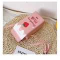 Détail du sac bandoulière boîte de lait rose avec imprimé fraise sur sous-verre tressé - Rose