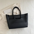 Bolso tote negro mate minimalista con asas cilíndricas dobles y cierre de solapa grande - Negro