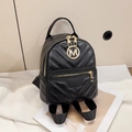 Mini Rucksack Damen Schwarz gesteppt mit goldenem M-Logo und glänzendem Reißverschluss - Schwarz