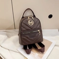 Brauner gesteppter Mini-Rucksack mit goldenem M-Logo und Stoffträgern für Damen - Braun