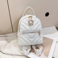 Mini Rucksack Damen in Weiß mit V-Steppung und goldenem M-Logo für modischen Look - Weiß