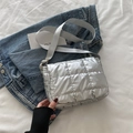 Bolso acolchado plateado chic para mujer con correa ajustable y acabado metálico - Plateado