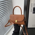 Sacoche minimaliste en cuir marron avec boucle en métal doré et bandoulière réglable - Marron