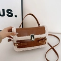 Sac bandoulière marron en cuir pour femme avec bordure en peluche blanche et boucle - Marron