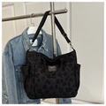 Borsa tote in tela nera con jacquard floreale, tasche multiple e tracolla regolabile - Nero