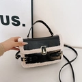 Sac à main rétro en cuir noir avec bordure en peau lainée blanche et fermoir doré - Noir
