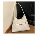 Schicke beige geflochtene Schultertasche mit goldener Metallschnalle und Pendler-Riemen - Khaki