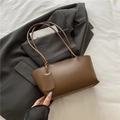 Bolso tote grande minimalista en cuero marrón oscuro con asas largas sobre blazer gris - Marrón