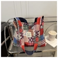Λεπτομέρεια vintage patchwork τσάντας καμβά με φλοράλ σχέδια και υφασμάτινη υφή - Στυλ με Δερμάτινο Λουράκι