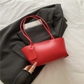 Bolso tote rojo minimalista con asas circulares finas y una etiqueta decorativa - Rojo