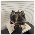 Vintage-Bucket-Bag aus karierter Wolle mit Goldkette und eleganten Perlen-Details - Schwarz
