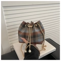 Schicke Vintage-Karo-Eimertasche mit Goldkette und Perlenanhängern in Braun und Blau - Blau