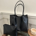 Ensemble deux pièces avec grand sac cabas noir tressé et pochette zippée assortie - Noir
