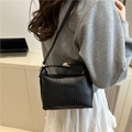 Minimalistische schwarze Handtasche aus Falten-PU-Leder mit Goldverschluss und Schultergurt - Schwarz