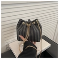 Elegante borsa a secchiello in trama spina di pesce bianca e nera con catena dorata e perla - Nero