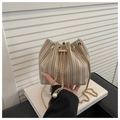 Elegante borsa a secchiello intrecciata a spina di pesce con catena d'oro e perla - Cachi
