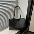 Bolso tote minimalista de cuero sintético negro con asas largas y silueta rectangular elegante - Negro