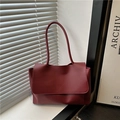 Bolso tote grande minimalista rojo oscuro en cuero sintético mate con bandolera - Rojo