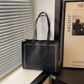 Klassische schwarze Tote Bag aus genarbtem Leder mit goldenem Schriftzug und Nieten - Schwarz