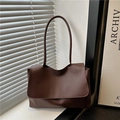 Bolso tote marrón oscuro minimalista con asas largas y cierre de solapa grande - Marrón