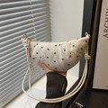 Sac à bandoulière demi-lune plissé blanc avec motifs de nœuds noirs et sangle nouée - Blanc
