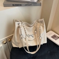 Bolso tote elegante de cuero sintético blanco crema con lazo plateado y asa de cadena - Blanco Roto
