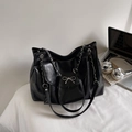 Bolso tote de cuero sintético negro brillante con lazo metálico y cadena plata - Negro