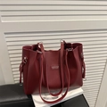 Grande borsa tote bordeaux in pelle con anelli argentati e cinturini laterali regolabili - Rosso