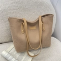 Lichtbruine corduroy shopper voor dames met lederen label en klinknagel op de bank - Khaki