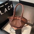 Vue détaillée du sac à main en daim marron foncé avec lanières en cuir et boucle - Marron