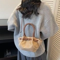 Sac seau chic en daim beige avec poignées en cuir dans une scène de style de vie d'automne - Kaki