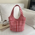 Borsa a secchiello in tela a quadretti rossi e bianchi con tasche su divano bianco - Rosso